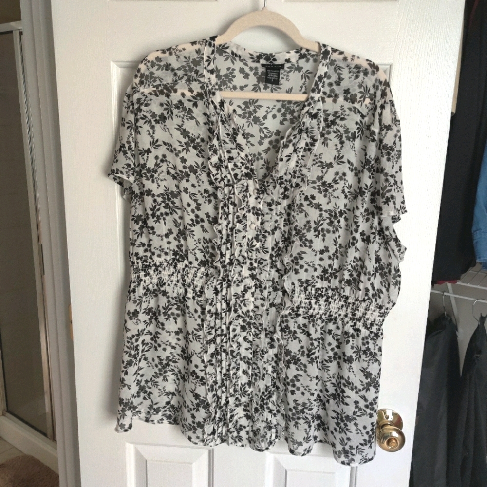 Torrid black and white floral print ruffle top 3x